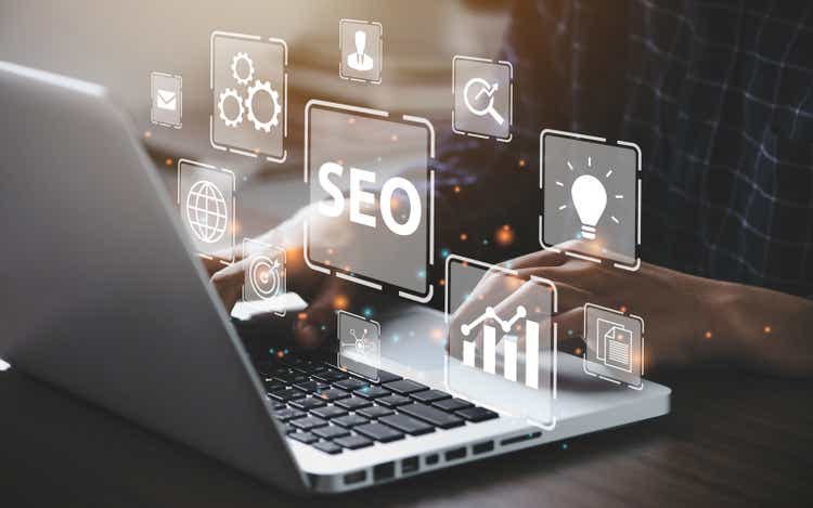 Homme D’affaires Utilisant Un Ordinateur Pour L’analyse Seo Search Engine Optimization Marketing Ranking Traffic Site Internet Business Technology Concept.