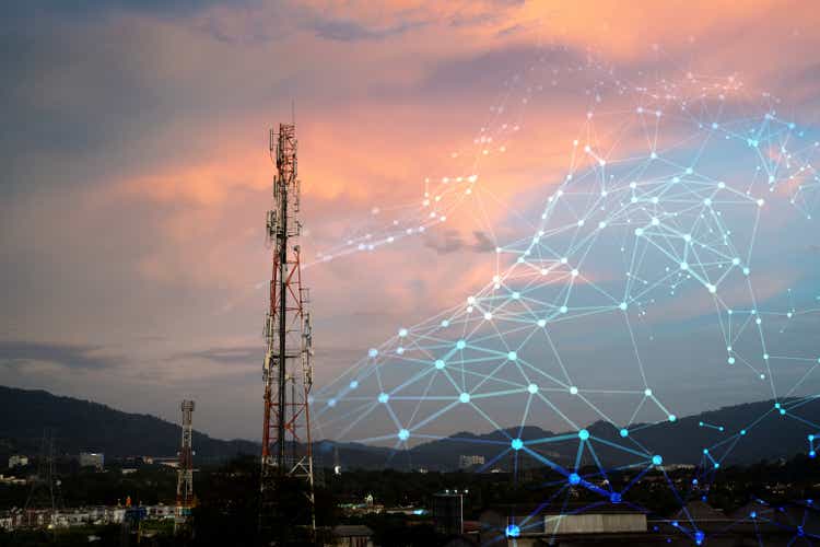 Torre de telecomunicações para rede 2G 3G 4G 5G durante o pôr do sol.  Antena, BTS, Microondas, Repetidor, Estação Base, IOT.  O conceito de tecnologia na Internet e comunicações móveis