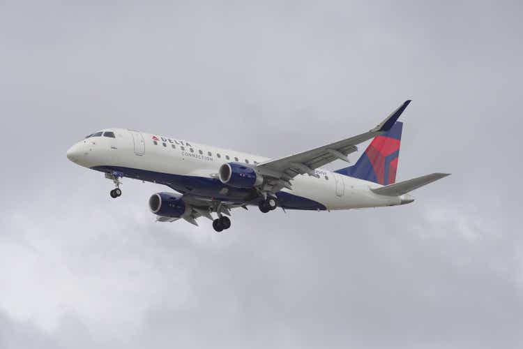 Delta Air Lines connecting Embraer ERJ-175LR