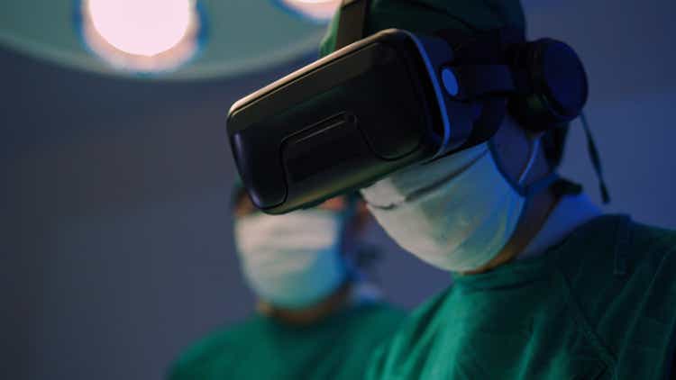 病院で手術を行う VR メガネの医師。