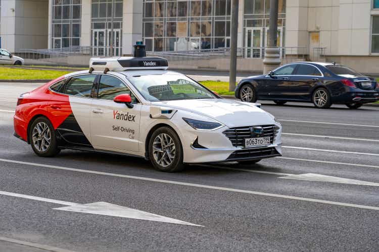 21 июля 2021 года - Москва, Россия: самоуправляемый гибридный тестовый автомобиль компании Яндекс движется по улице Москвы крупным планом. Ав�