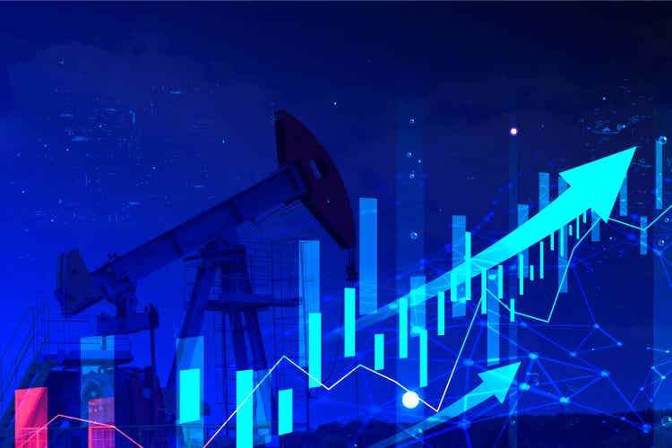 Graph of growth and increase in prices for oil production on the exchange market. Oil pump against the background of a purple sky and the growth of financial quotes, futures, charts. Double exposure.