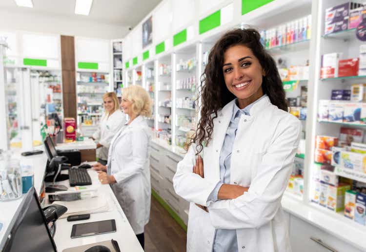Ritratto di farmacista donna in farmacia.