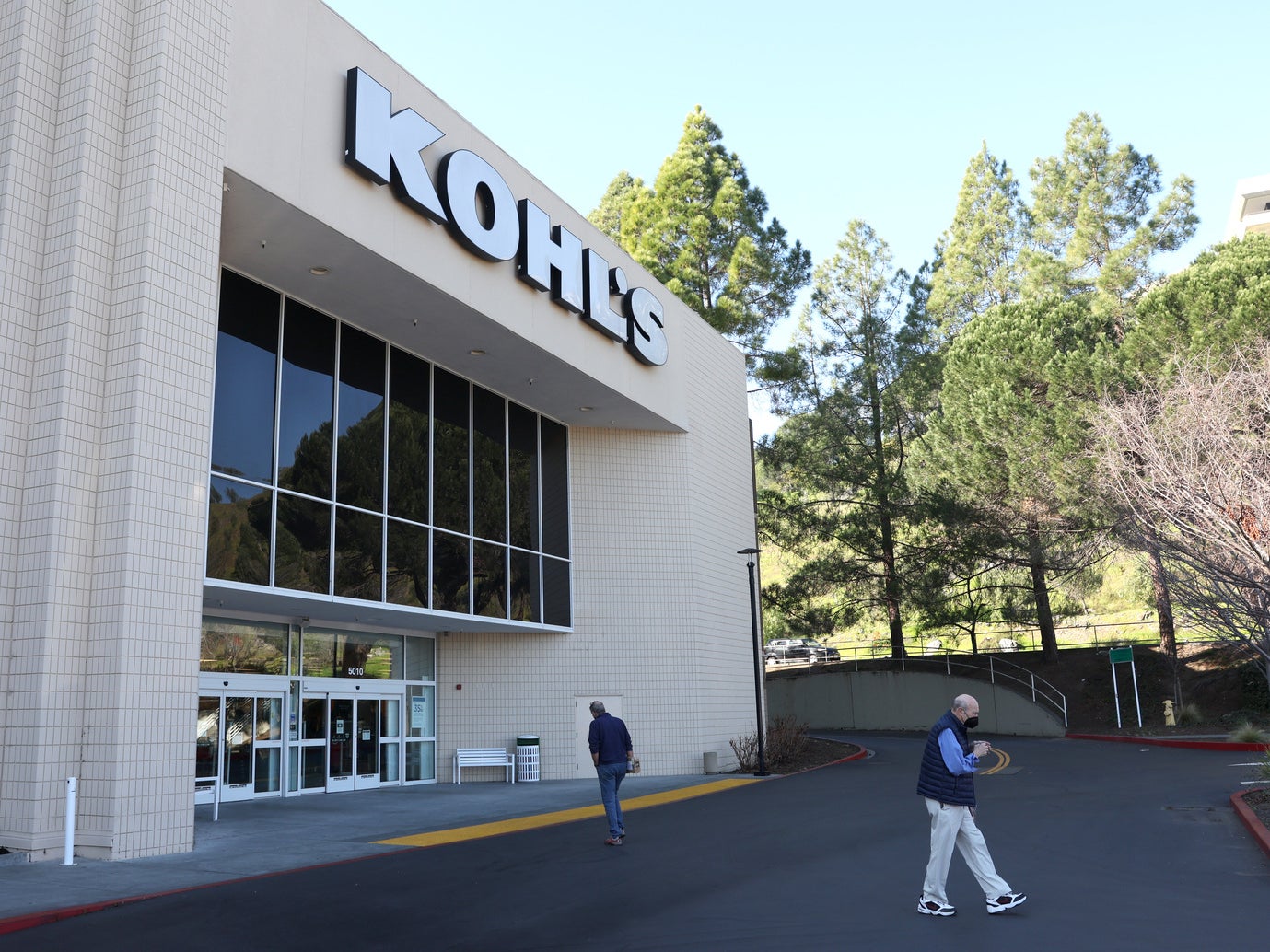 Kohl's forges ahead with slow but steady growth