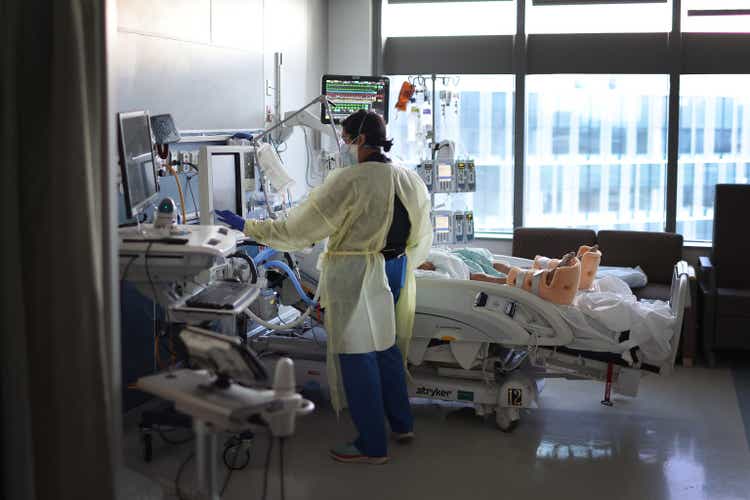 Respiratory Therapists Treat Covid-19 Patients At Chicago Hospital