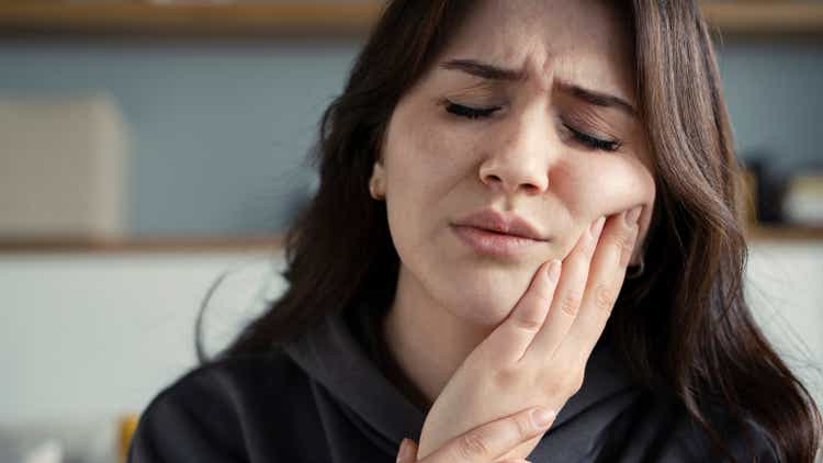 Frau leidet zu Hause unter Zahnschmerzen