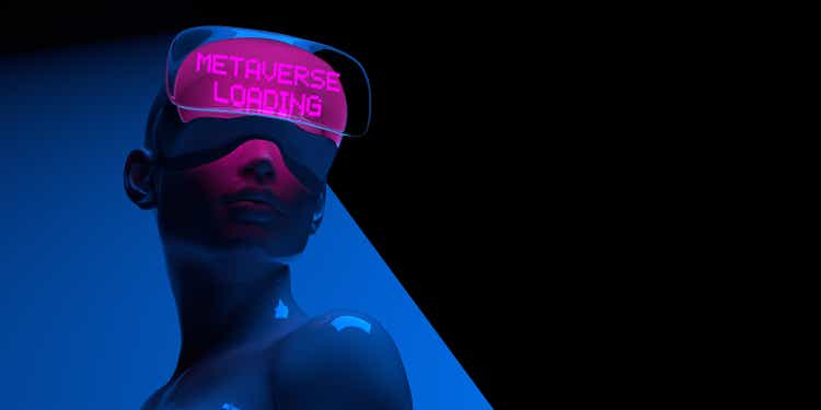 Blauer Weiblicher Cyber ​​mit neonrosa META VERSE LOADING Textbrille auf geometrisch dunklem Hintergrund