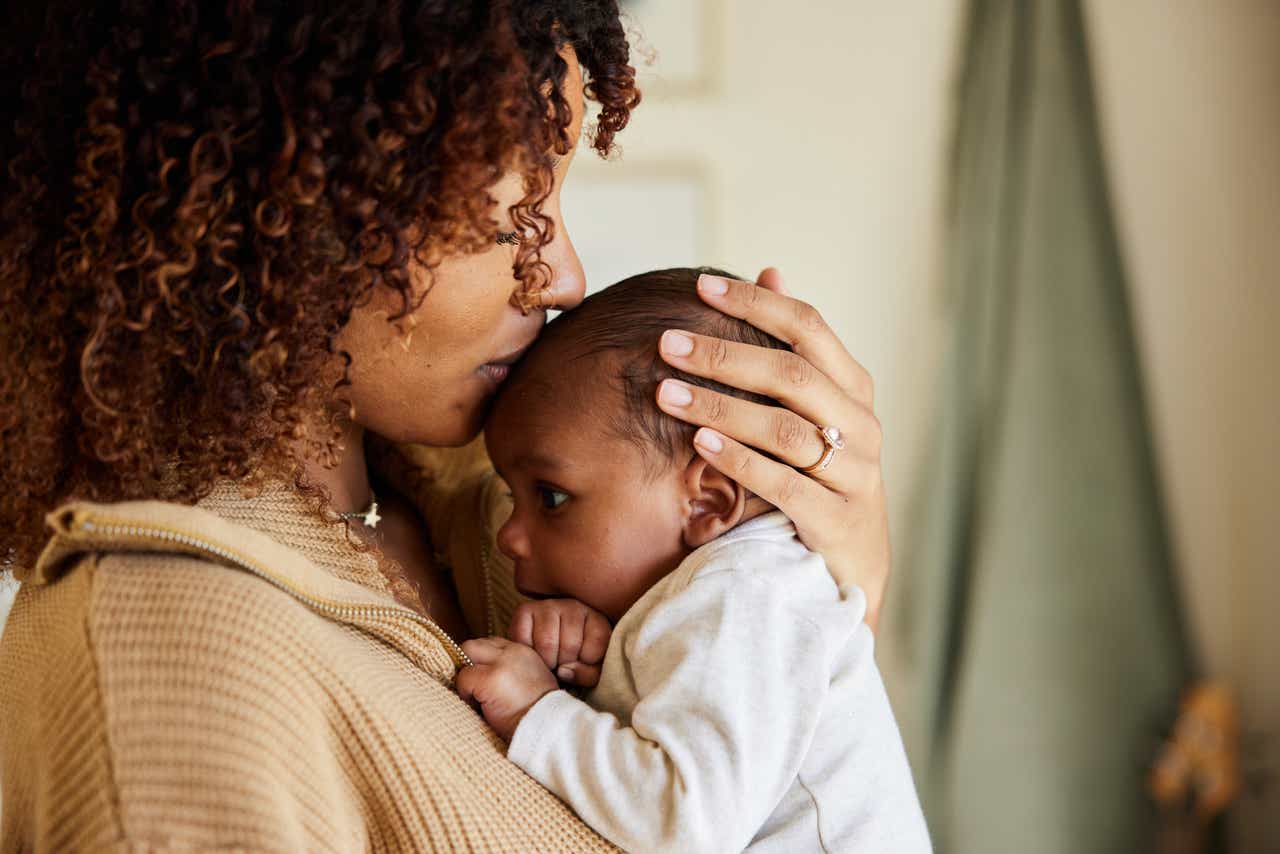 Умершая мама целует. Мама целует Дитч языком Нигерия. Фото ребенка с мамой поцелуй идеи. Африканцы сын с мамой целуются. Целовать руки маме.