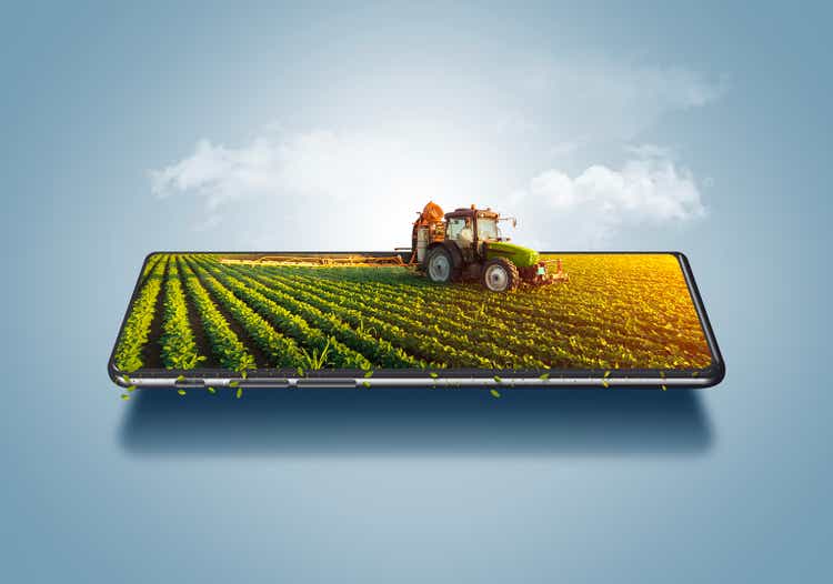 Ilustración 3D del concepto de agricultura inteligente, tractor en un teléfono inteligente, anuncios de gestión en línea de granjas, tecnología de control agrícola en línea.
