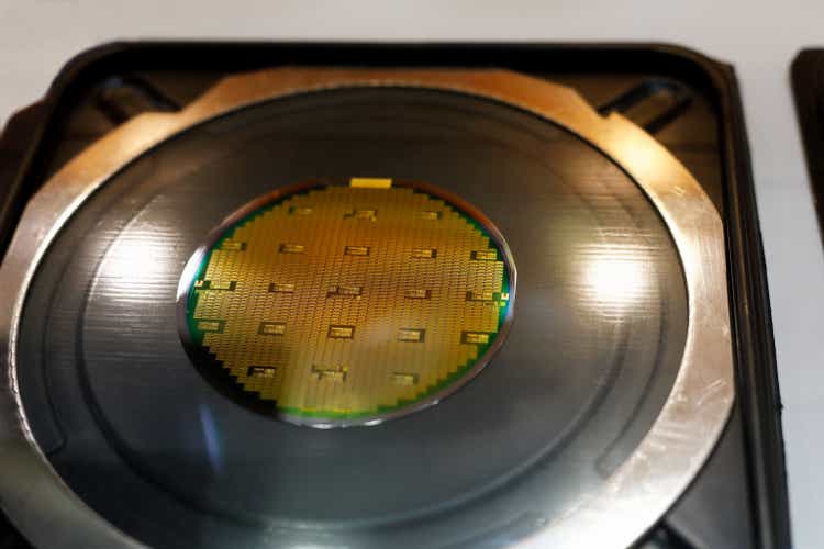 semiconductor silicon wafer in wafer carrier tray