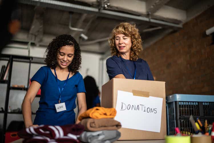 Волонтеры организуют пожертвования одежды в общественном благотворительном центре пожертвований