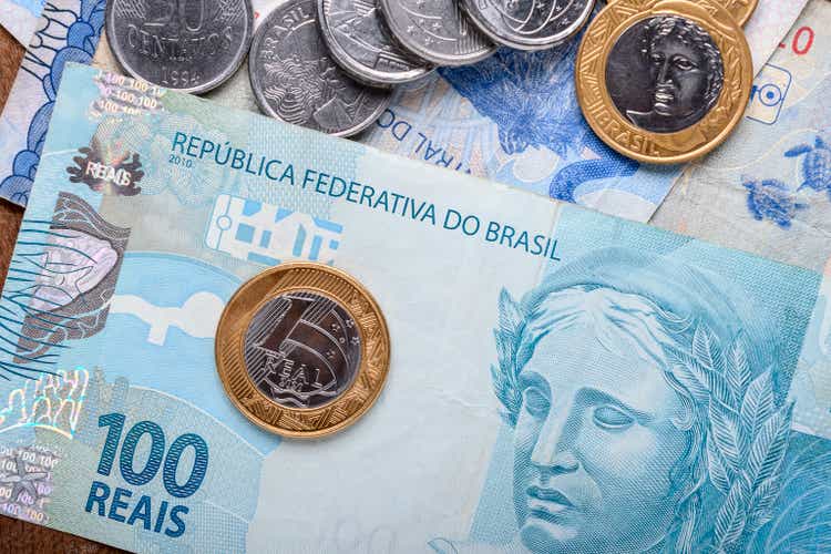 Billetes y monedas de dinero brasileño, símbolo del mercado económico, finanzas