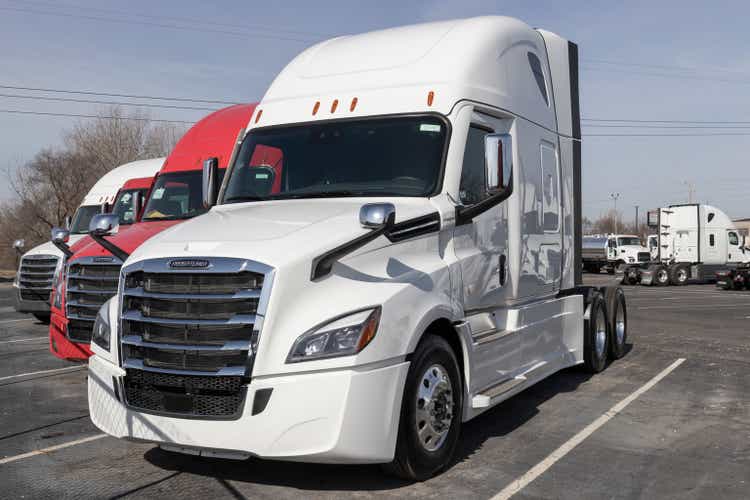 Freightliner Semi Tractor Trailer Truck display presso un concessionario. Freightliner è di proprietà di Daimler Trucks.