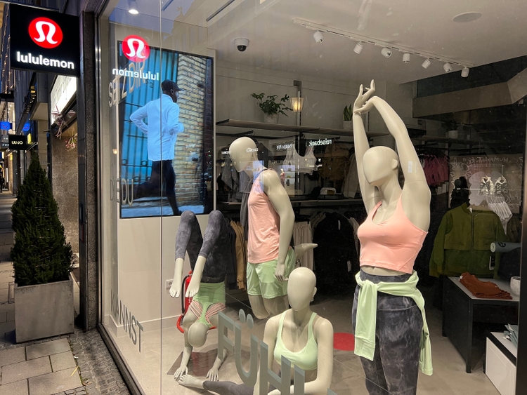 Lululemon Athletica Yoga Fashion Store