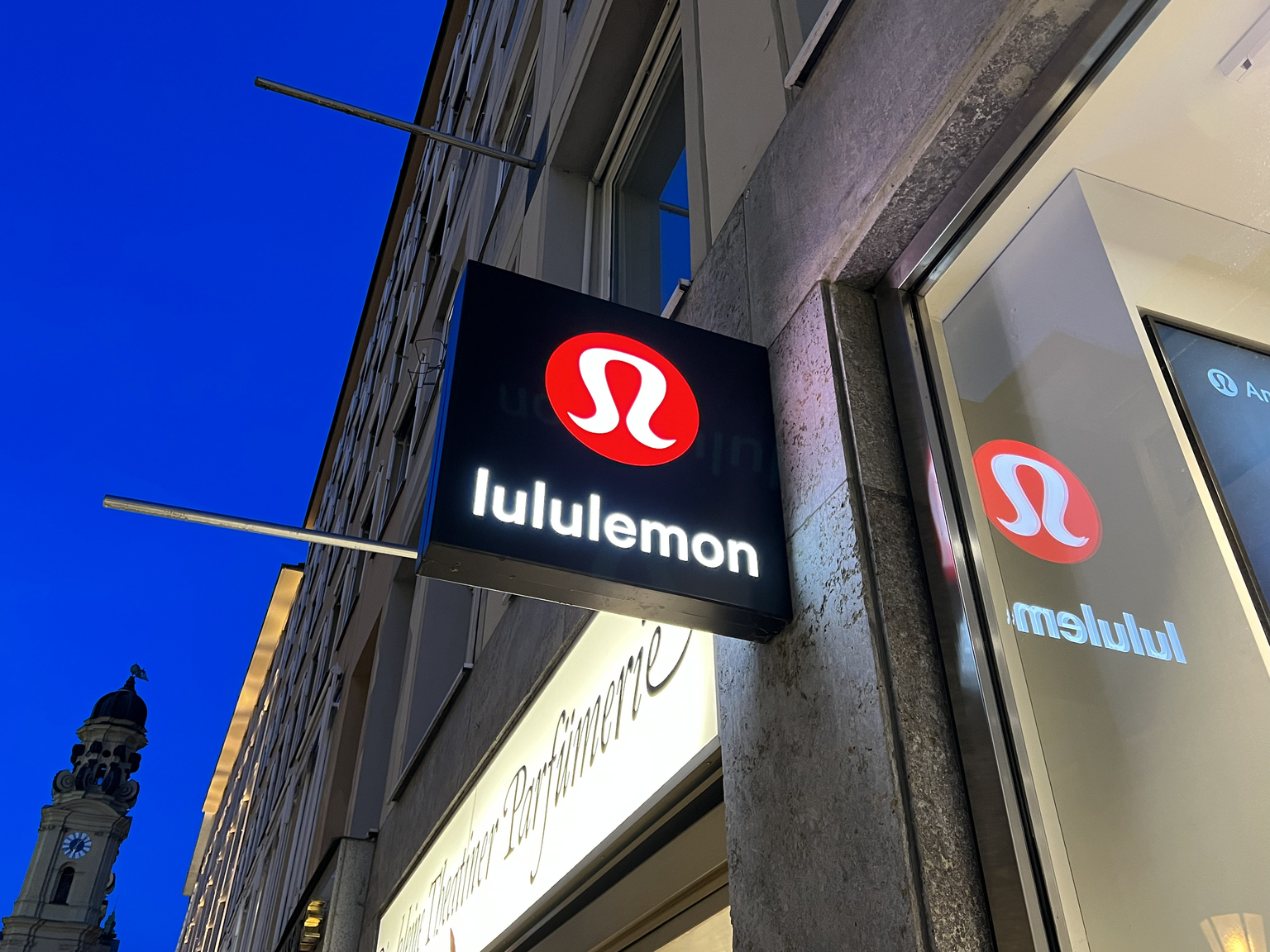 Under armour hot sale lululemon athletica