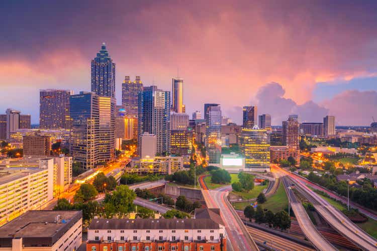 Skyline der Stadt Atlanta bei Sonnenuntergang in Georgia, USA