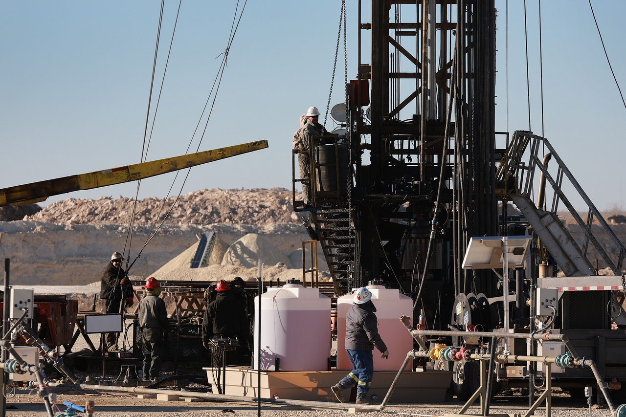 U.S. oil rig count slips while gas rigs edge higher, Baker Hughes says