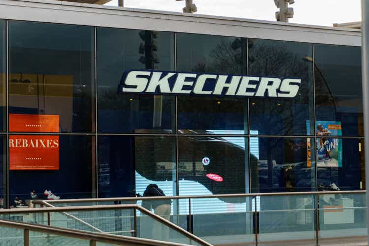 Logo and facade of Skechers, an American company dedicated to the manufacture of footwear, whose main facilities are located in Manhattan Beach, California.