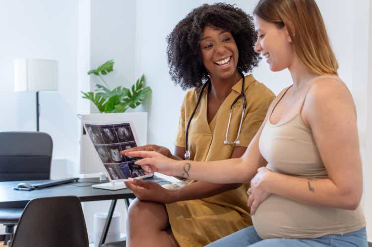 Doctor consulting pregnant patient