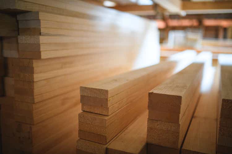 انبوهی از مواد چوبی برای نجاری و ساخت و ساز