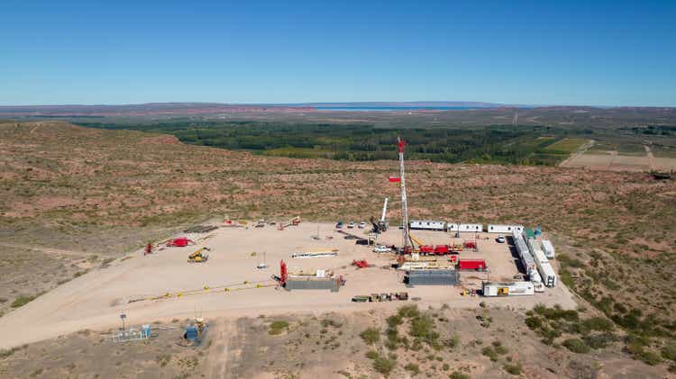 Pulling equipment. Oil well maintenance in Vaca Muerta (Argentina).