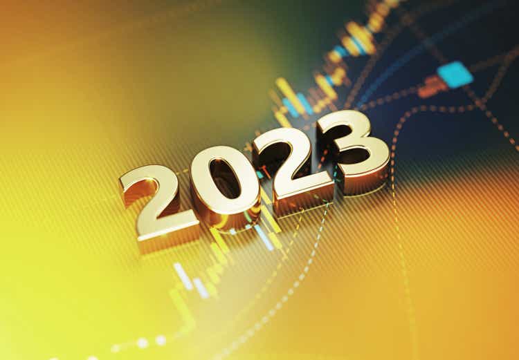 Инвестиционная и финансовая концепция - 2023, сидящая на желтом фоне финансового графика