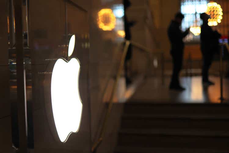 Apple Store Employees At Their Grand Central Store Start Unionization Process