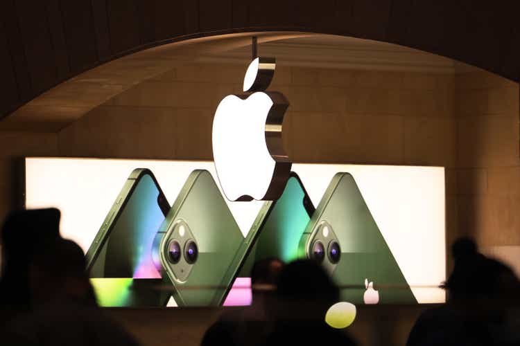 يبدأ موظفو Apple Store في متجرهم الكبير المركزي عملية النقابة