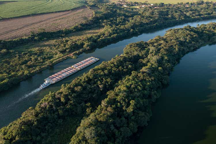 Getreidetransportschiff auf dem Fluss Tiete - Tiete-Parana Wasserstraße