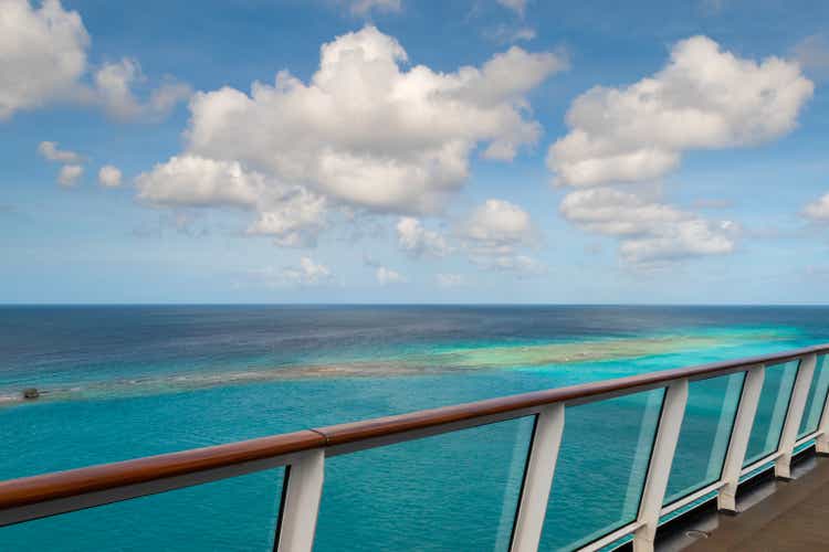 Barandilla de crucero con vistas al hermoso mar en Aruba.