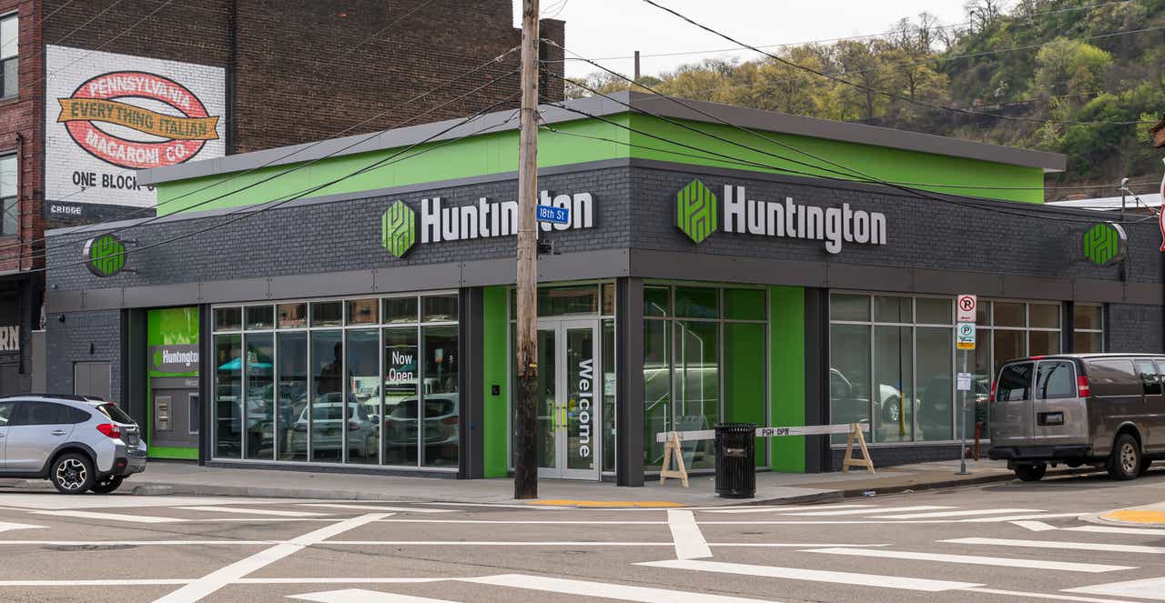 Huntington Bancshares Q4 earnings beat; 2025 guidance aligns with consensus (HBANNASDAQ