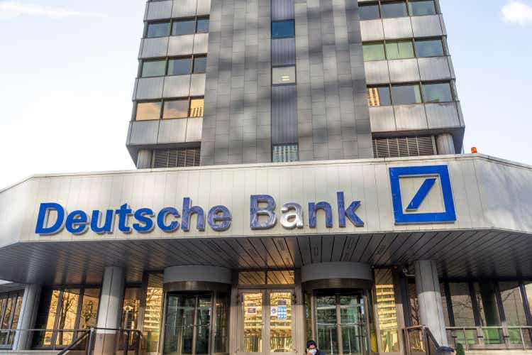 логотип офиса Deutsche Bank в Эшборне, Германия.