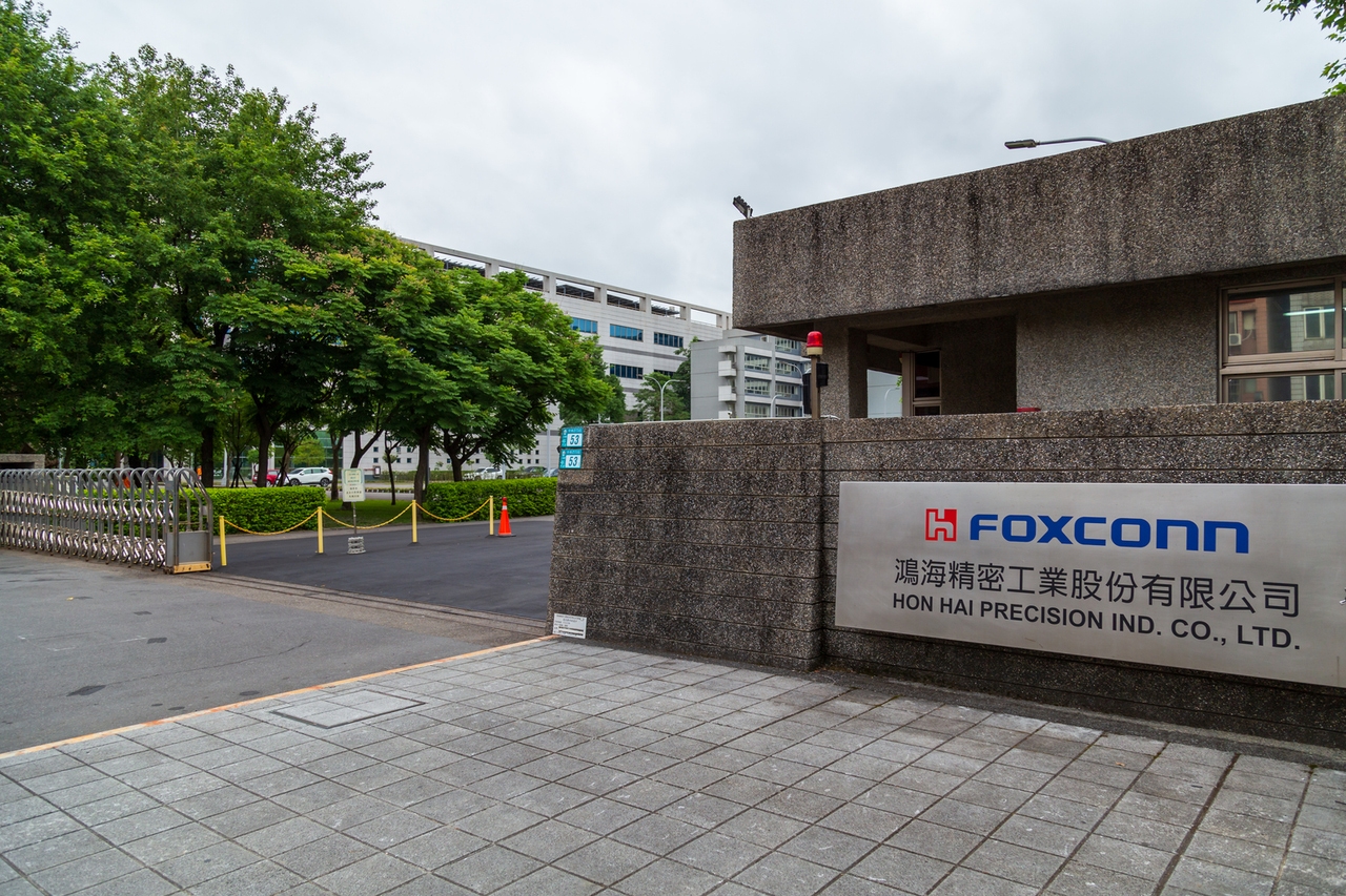 Foxconn gets approval to invest additional $569M in Wisconsin | Seeking ...
