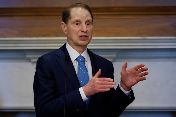 Sen. Wyden presses HHS, CMS on access to new Alzheimer's therapies – Seeking Alpha