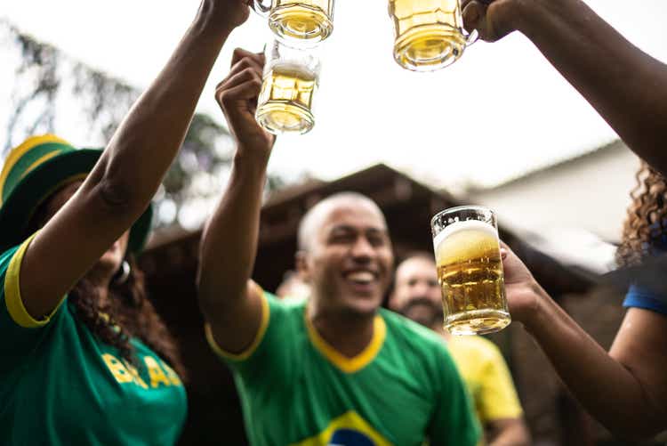 Amigos brindando para celebrar la victoria del equipo de fútbol brasileño
