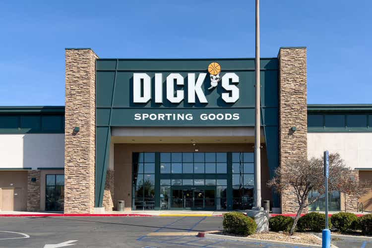 Dick’s Sporting Goods exterior retail store
