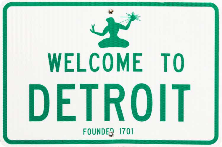 Union Strikes Brace MGM Grand Detroit 1 Welcome to Detroit Street SIgn