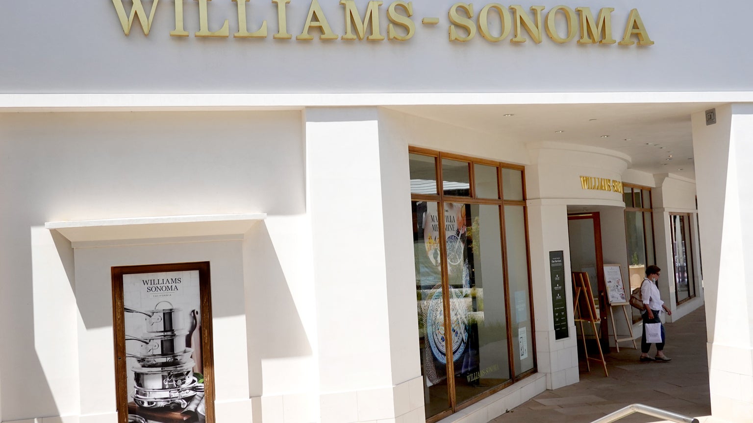 Williams-Sonoma stock rises, Leonard Green increases stake in company