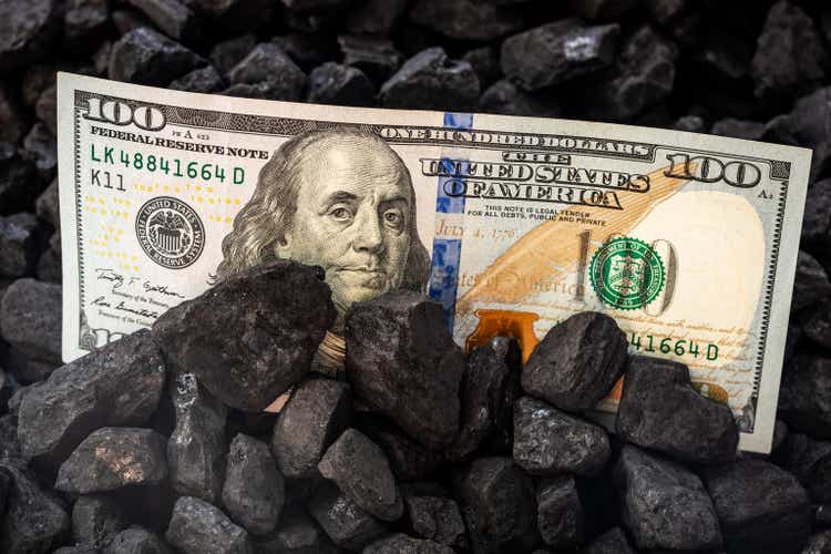 100 dollars protruding from coal, the concept of mining and coal extraction in the USA, rising prices in the world, environmental impact, industry and economy of the country