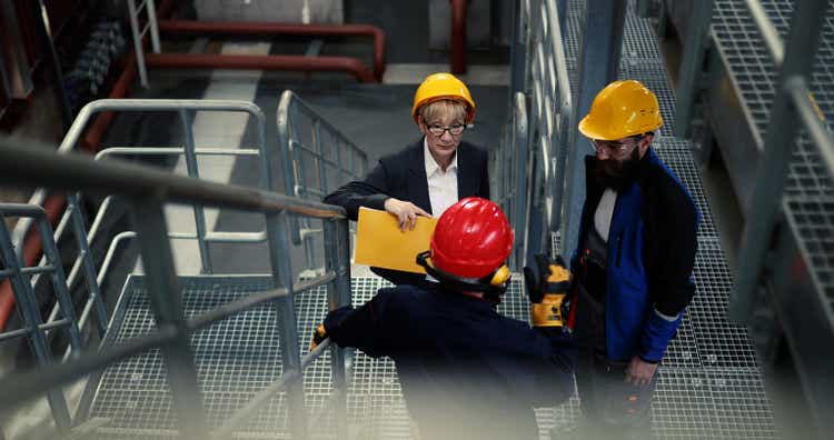 Le directeur général parle aux employés de la centrale de chauffage.