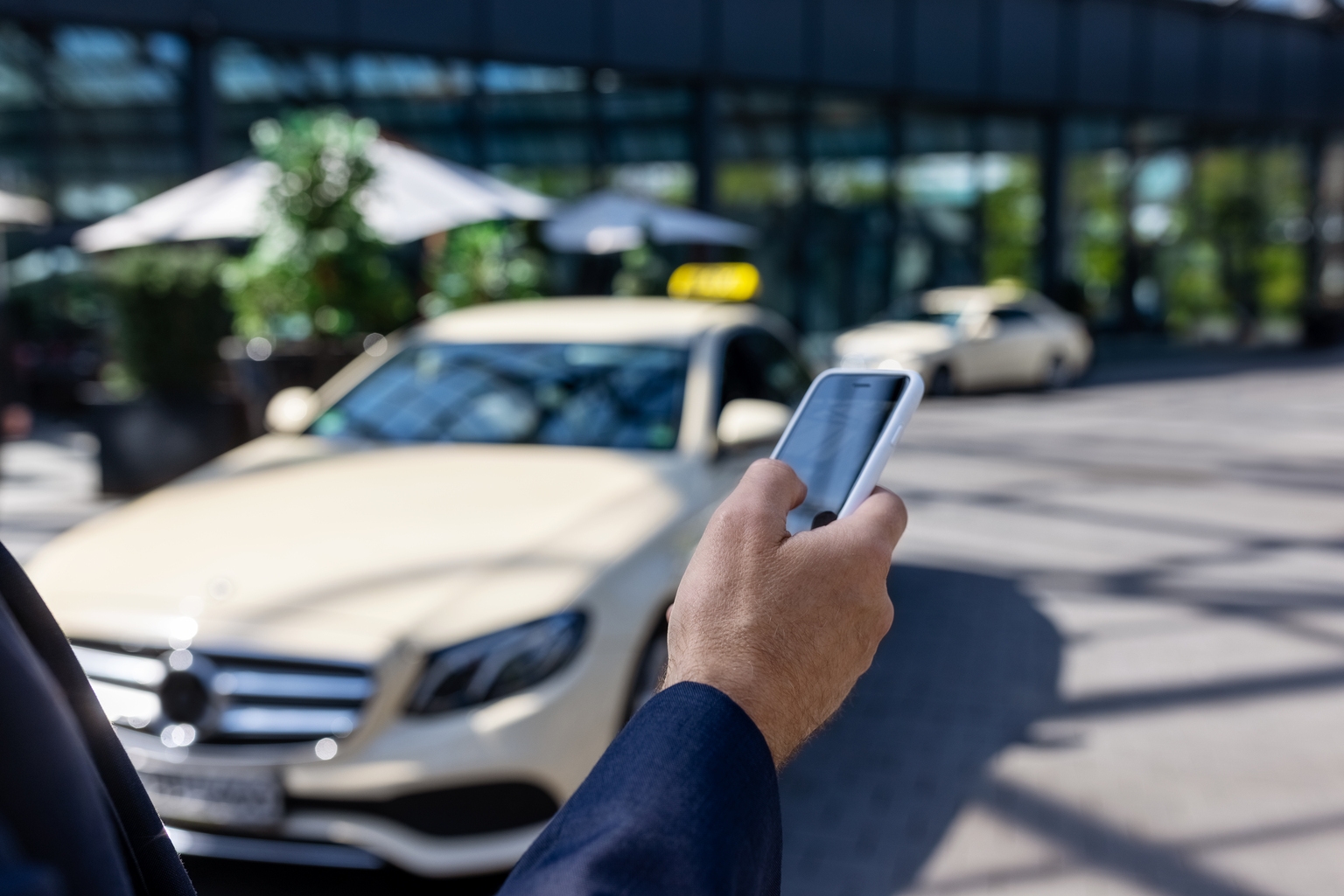 Uber Expands Robotaxi Partnerships, Boosts Superapp Opportunity