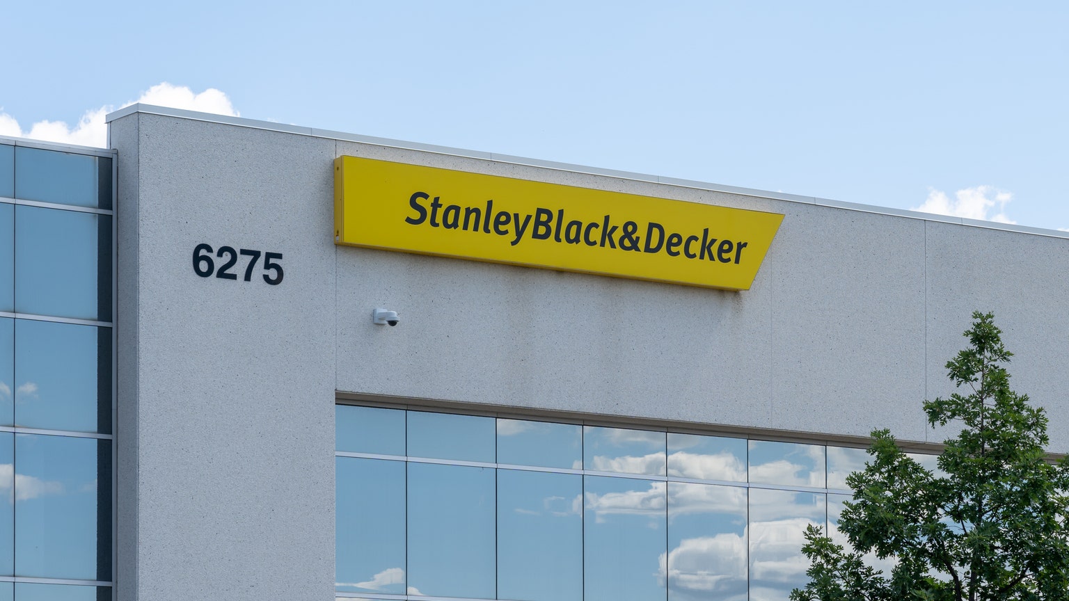 Stanley Black & Decker Posts Lower Profit, but Lifts Outlook - WSJ