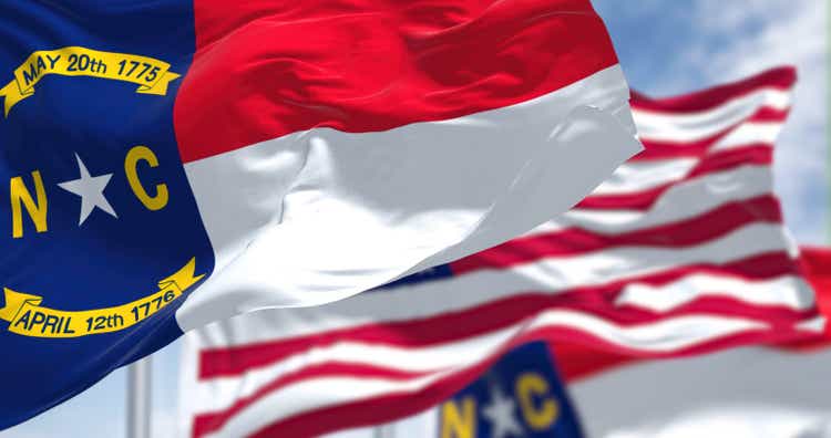 La bandera del estado de Carolina del Norte ondeando junto con la bandera nacional de los Estados Unidos de América