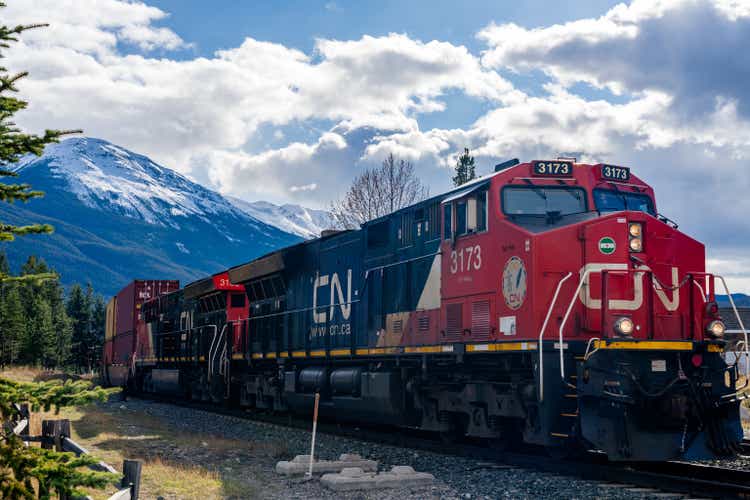 Güterzug der Canadian National Railway. Kanadische Rockies, Jasper National Park.