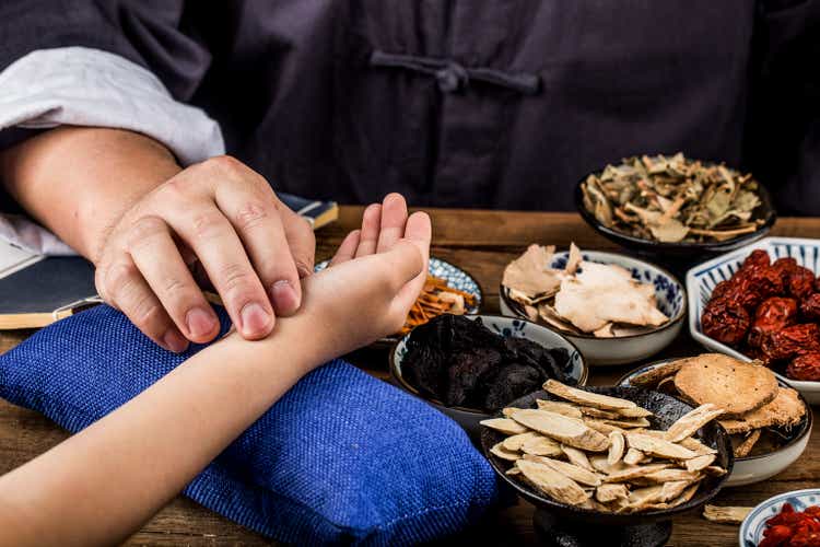 The old doctor of traditional Chinese medicine to the patient