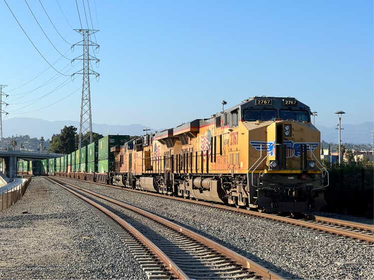 Treno merci Union Pacific nel centro di Los Angeles
