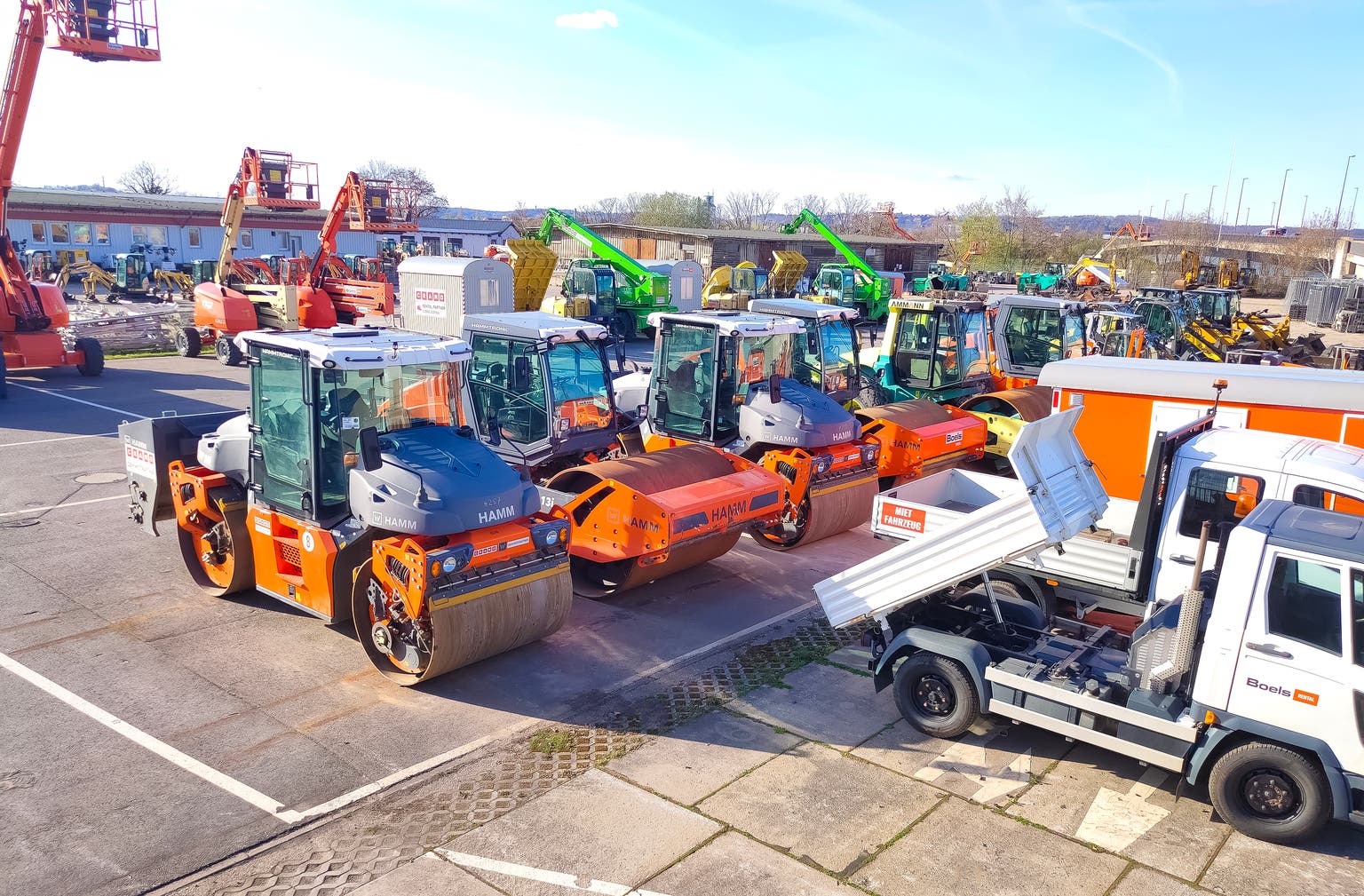 United Rentals: Valuation Compression Amid Persistent Margin Pressures