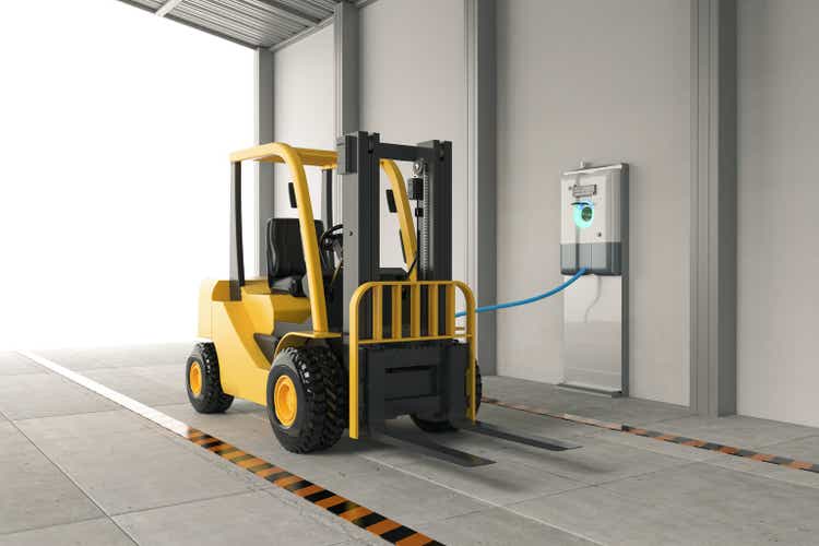 Forklift truck charges with electric recharging station