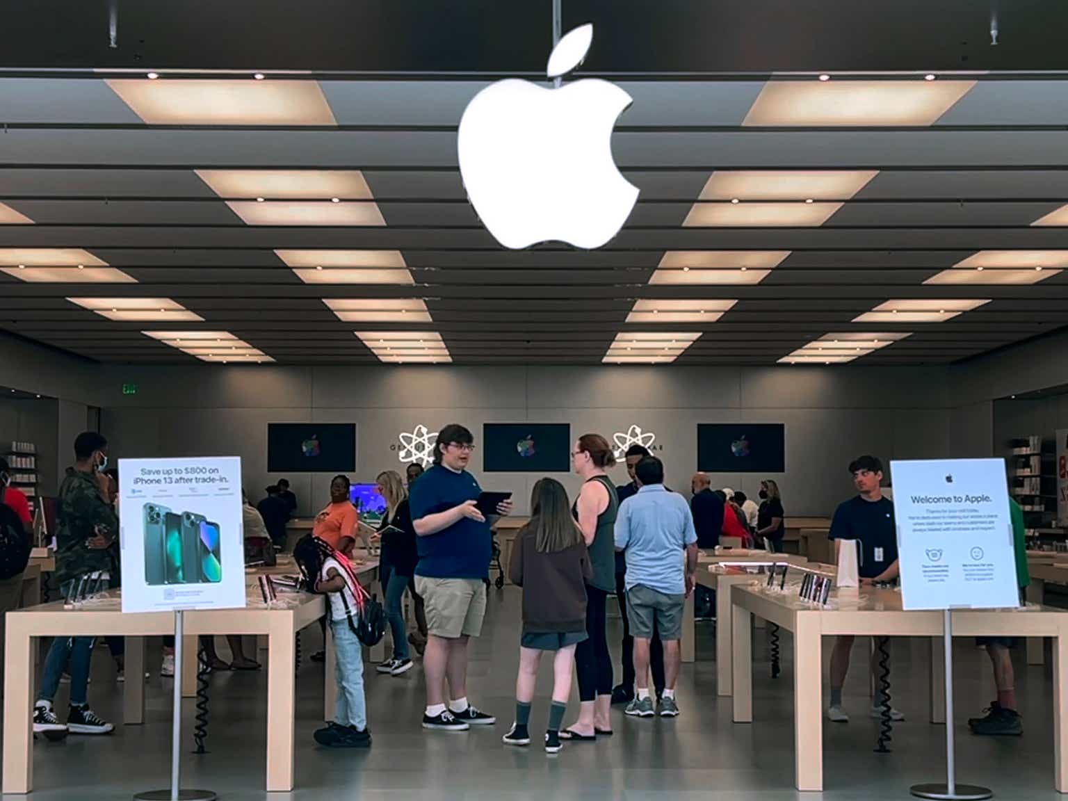 Apple продолжит. Айфоны Гринвич. Apple Store. Apple в кредит. Кремниевая Долина в Калифорнии.