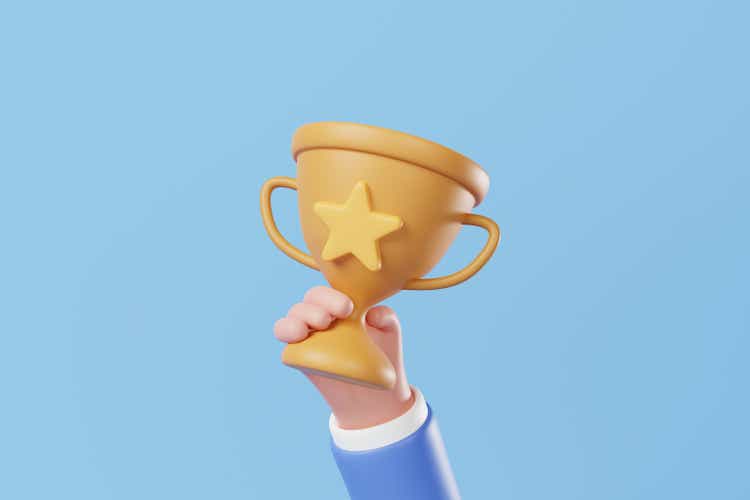 Geschäftsmann Hand hält goldene Trophäe mit Stern auf blauem Hintergrund. Geschäftliche Herausforderung, Belohnung, Wettbewerbskonzept. 3D-Rendering